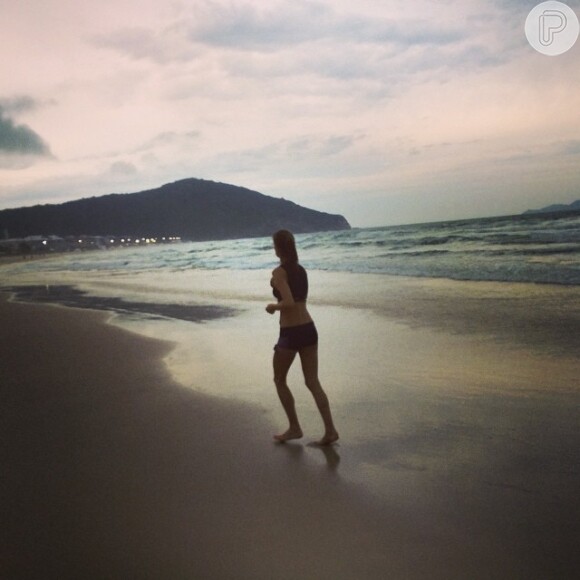 Alessandra Ambrosio está em Florianópolis para as festas de fim de ano