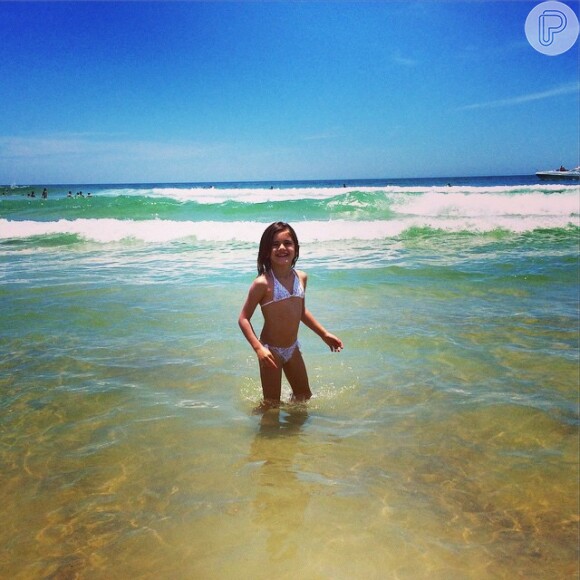 Anja, filha de Alessandra Ambrosio, curte dia de sol em praia de Florianópolis