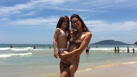 Alessandra Ambrosio aproveita dia de sol com a filha, Anja, em Florianópolis