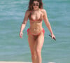 Jade Picon exibiu barriga tanquinho em dia de praia