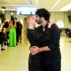 Duda Reis trocou beijos com namorado, Du Nunes, em evento