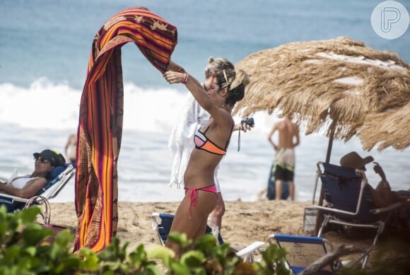 Giovanna Ewbank exibe barriga chapada em praia do arquipélago de Fernando de Noronha