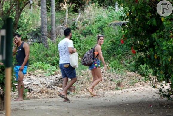 Giovanna Ewbank usou shortinho jeans ao deixar praia em Fernando de Noronha
