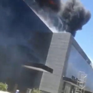 Incêndio na TV Globo: o fogo já foi controlado, mas os bombeiros do 12º Batalhão do Corpo de Bombeiros e a Brigada de Incêndio permanecem no local