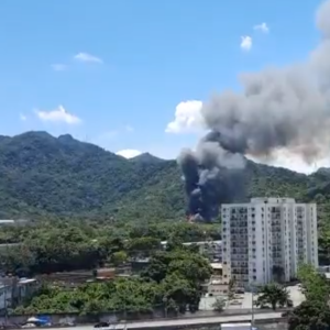 O fogo do incêndio da TV Globo pode ser visto a muitos quarteirões de distância