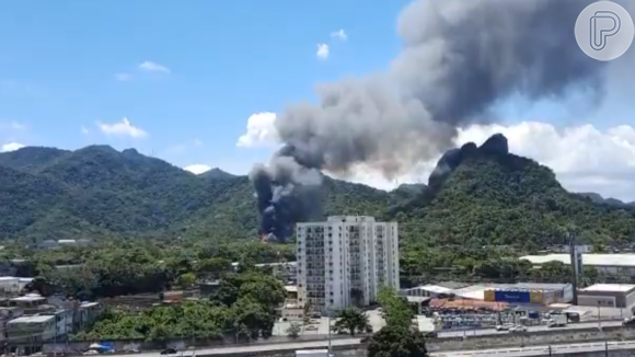 O fogo do incêndio da TV Globo pode ser visto a muitos quarteirões de distância