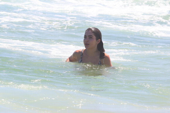 Jade Picon é flagrada com frequência em praia do Rio de Janeiro desde que se mudou para a cidade