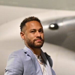 Neymar fez um coração no dedo para a então namorada