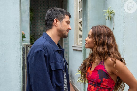Oto (Romulo Estrela) se declara a Brisa (Lucy Alves) após primeiro beijo do casal na novela 'Travessia'