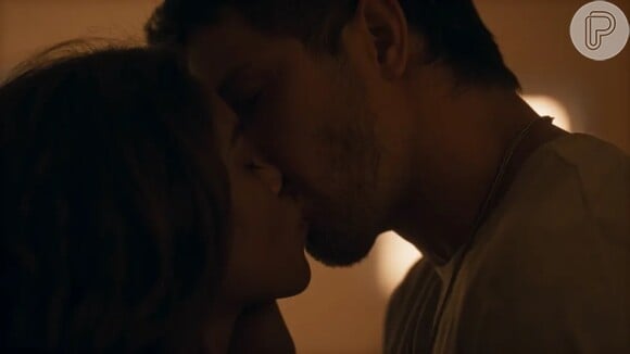 Brisa (Lucy Alves) e Oto (Romulo Estrela) voltam a se beijar na novela 'Travessia'