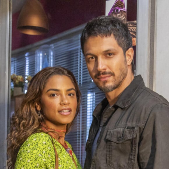 Namoro de Brisa (Lucy Alves) e Oto (Romulo Estrela) vai irritar também Moretti (Rodrigo Lombardi), na novela 'Travessia'