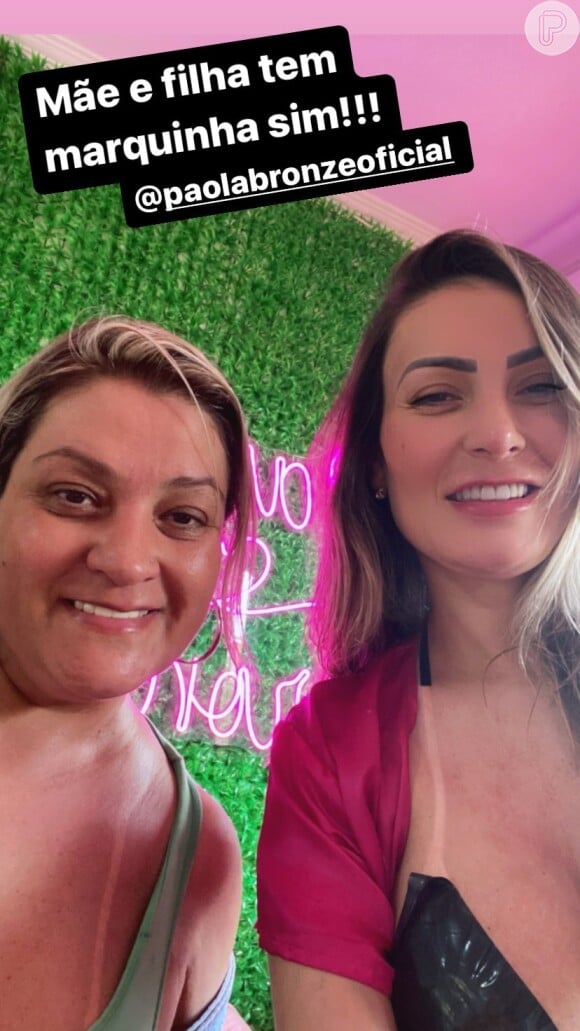 Andressa Urach exibiu a marquinha de biquíni ao lado da mãe