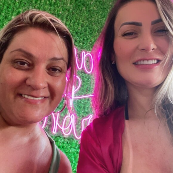 Andressa Urach exibiu a marquinha de biquíni ao lado da mãe