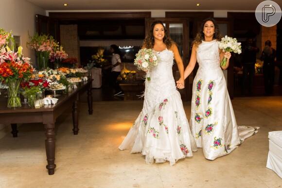 Daniela Mercury e Malu Verçosa se casaram em outubro de 2013 com vestidos tradicionais de noiva