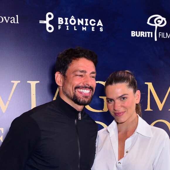 Cauã Reymond teve a companhia da mulher, Mariana Goldfarb, em lançamento de filme do qualé é protagonista e baseado na história de D.Pedro I