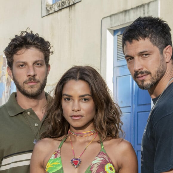 Novela 'Travessia' alterou pai do segundo filho de Brisa (Lucy Alves) após pesquisas indicarem rejeição: Oto (Romulo Estrela) ou Ari (Chay Suede)?