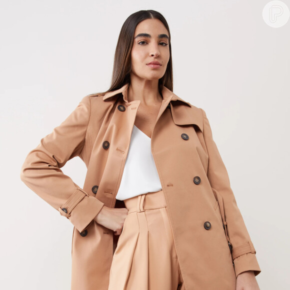 Trench Coat é um investimento certeiro para um look elegante: esse aqui é o modelo London Breeze, da Amaro