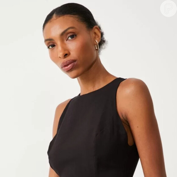 O vestido New Midi em Alfaiataria, da Lojas Renner, traz decote alto e bem elegante