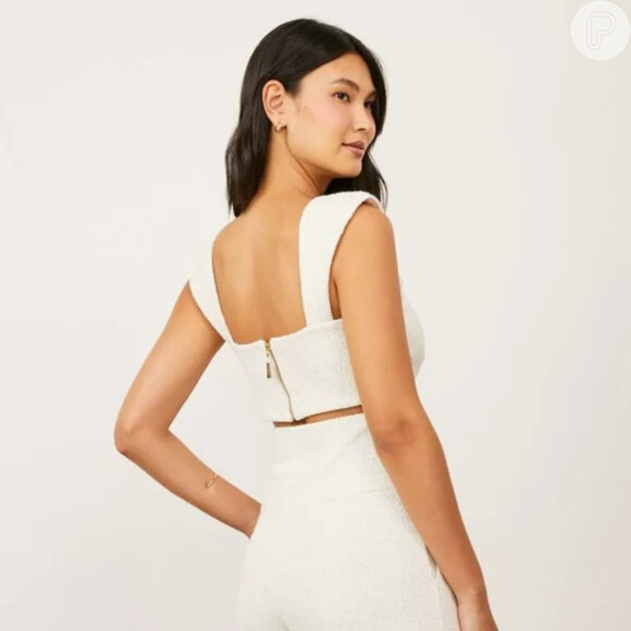 Um look de verão perfeito tem que ter a Blusa Cropped em Malha com Zíper, da Lojas Renner