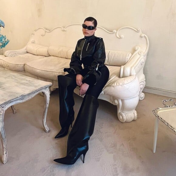 GKay é fã de looks e acessórios ousados