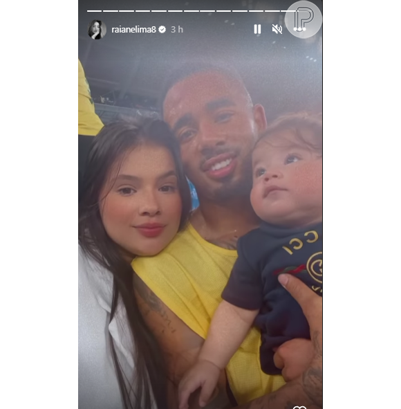 Gabriel Jesus com a filha e a namorada após a vitória do Brasil