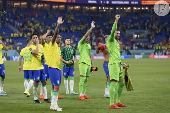 Gabriel Jesus e outros jogadores do Brasil celebraram o resultado com a torcida
