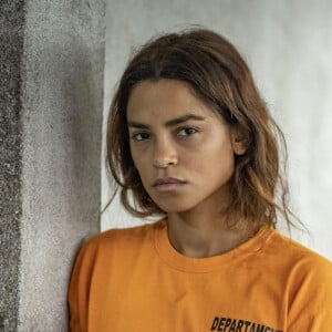 Oto (Romulo Estrela) lembra que Brisa (Lucy Alves) ficou presa por sua culpa e que prometeu não entregá-lo à polícia na novela 'Travessia'