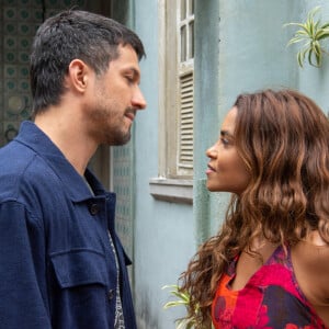 Namoro de Brisa (Lucy Alves) e Oto (Romulo Estrela) na novela 'Travessia' faz Moretti (Rodrigo Lombardi) ter reação explosiva