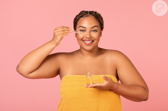 Cuidar da pele com um sérum facial ajuda a mantê-la hidratada e renovada