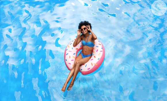 Dermatologista explica que os mesmos cuidados com a pele para a praia se aplicam em dias de piscina