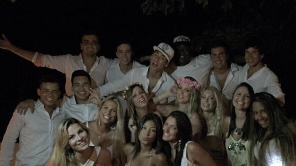 Neymar celebra o Réveillon na companhia de amigos e da irmã em Trancoso