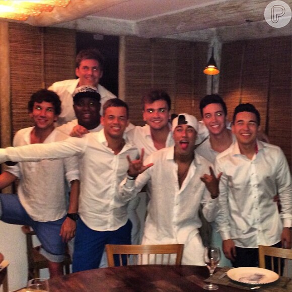 Neymar posa com amigos antes da badalação