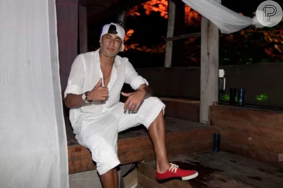 Neymar posa para foto durante festa no Réveillon