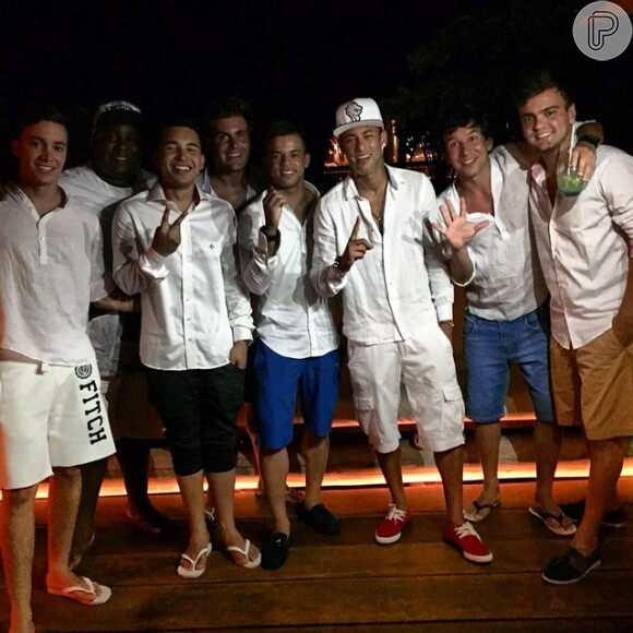 Neymar posa para fotos com os amigos no Terravista Golf Course, em Trancoso