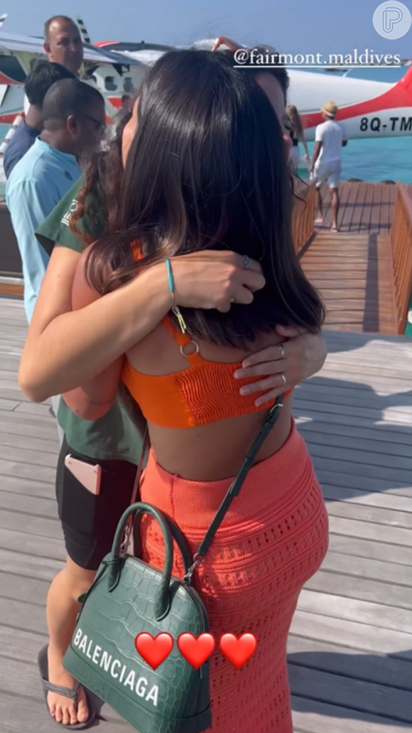 Bruna Biancardi se despediu de Maldivas com uma bolsa da Balenciaga no ombro