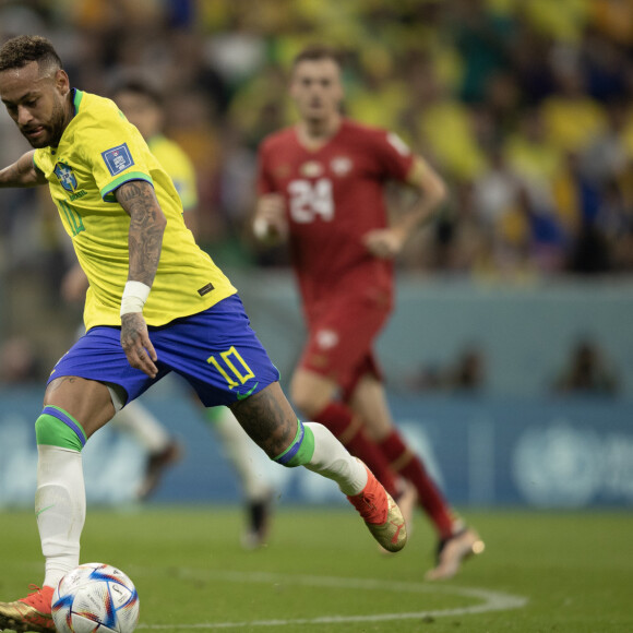 Neymar sofreu lesão no tornozelo no jogo de estreia Brasil x Sérvia pela Copa do Mundo 2022