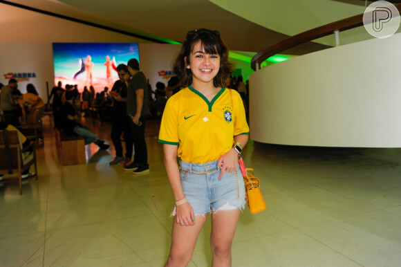 Klara Castanho apostou em um lookinho básico com camisa da Seleção Brasileira