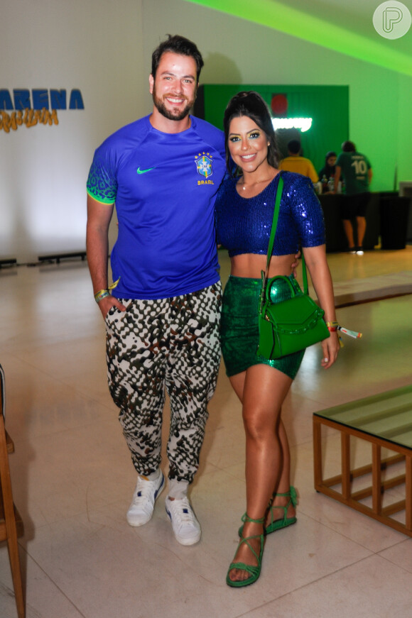O casal Laís e Gustavo, do 'BBB 22', combinaram looks com blusa azul para curtir jogo da Seleção Brasileira