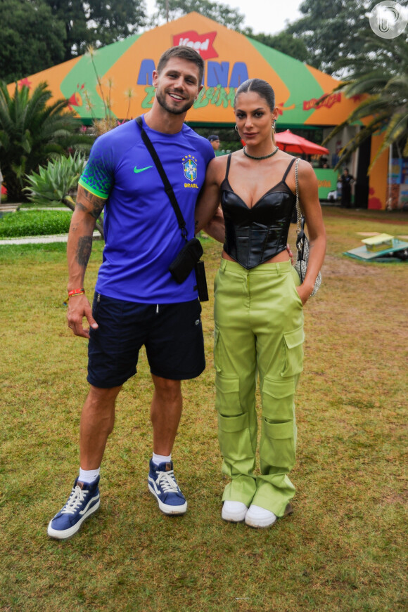 Mari Gonzalez dispensou o verde e amarelo e curtiu jogo do Brasil de preto com o noivo, Jonas