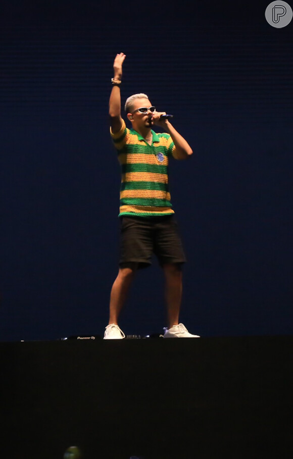 Pedro Sampaio se apresentou em Copacabana, no Rio de Janeiro, com blusa verde e amarela