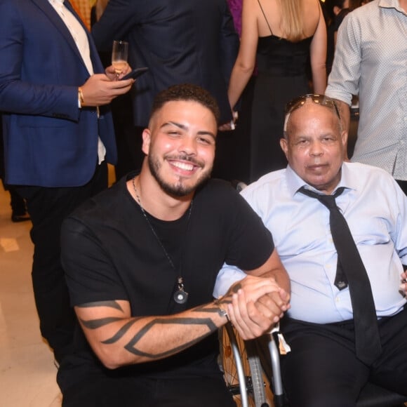 Filho de Ronaldo Fenômeno e Milene Domingues, Ronald em foto com a mãe e o avô paterno, Nélio