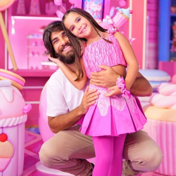 Hugo Moura posou com a filha, Maria Flor