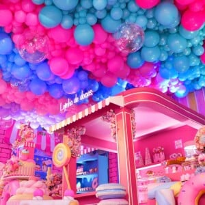 A decoração da festa de Maria Flor, filha de Deborah Secco, contou com muitos balões coloridos