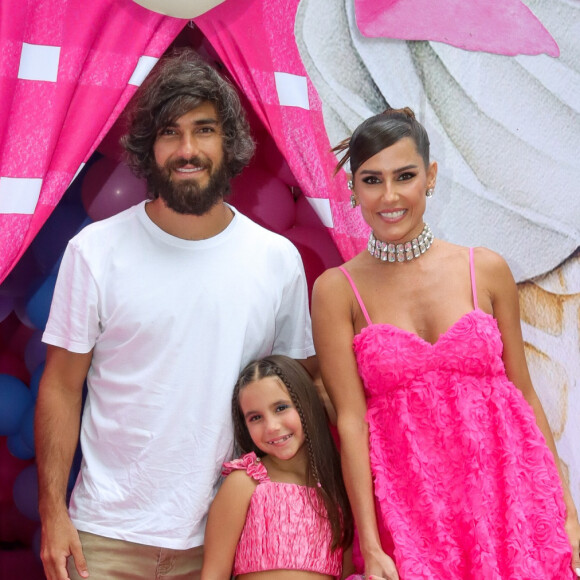 Deborah Secco e Hugo Moura chegaram com Maria Flor na festa da filha