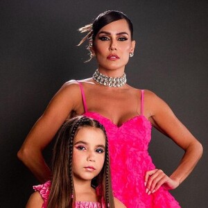 Antes da festa, Deborah Secco e Maria Flor posaram para um ensaio cheio de charme