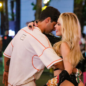 Karoline Lima foi flagrada com Nilson Neto