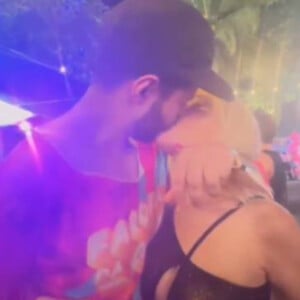 Karoline Lima beijou ex-BBB Rodrigo Mussi na Farofa da Gkay