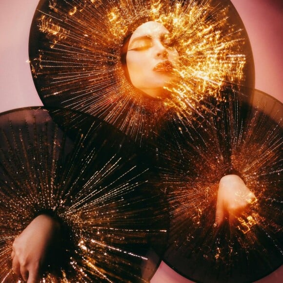 Vestido de alta-costura de Gkay contou com 3 acessórios esculturais da mesma marca, Schiaparelli