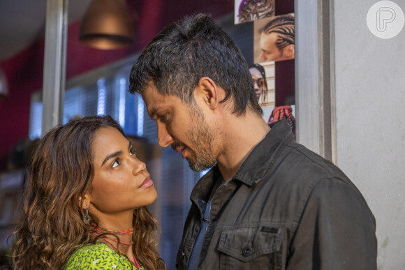 Na novela 'Travessia', Moretti (Rodrigo Lombardi) rejeita namoro de Oto (Romulo Estrela) e Brisa (Lucy Alves)