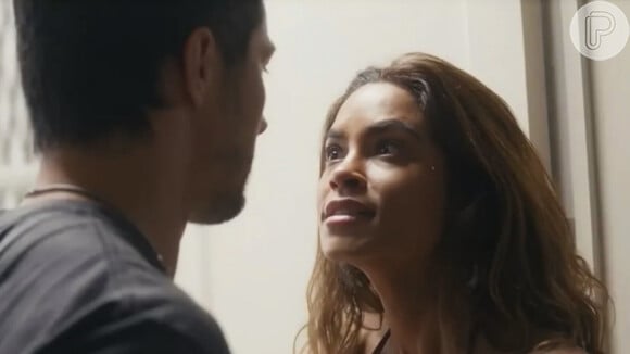 Brisa (Lucy Alves) fica furiosa com Oto (Romulo Estrela) e resolve por fim no namoro com o hacker na novela 'Travessia'